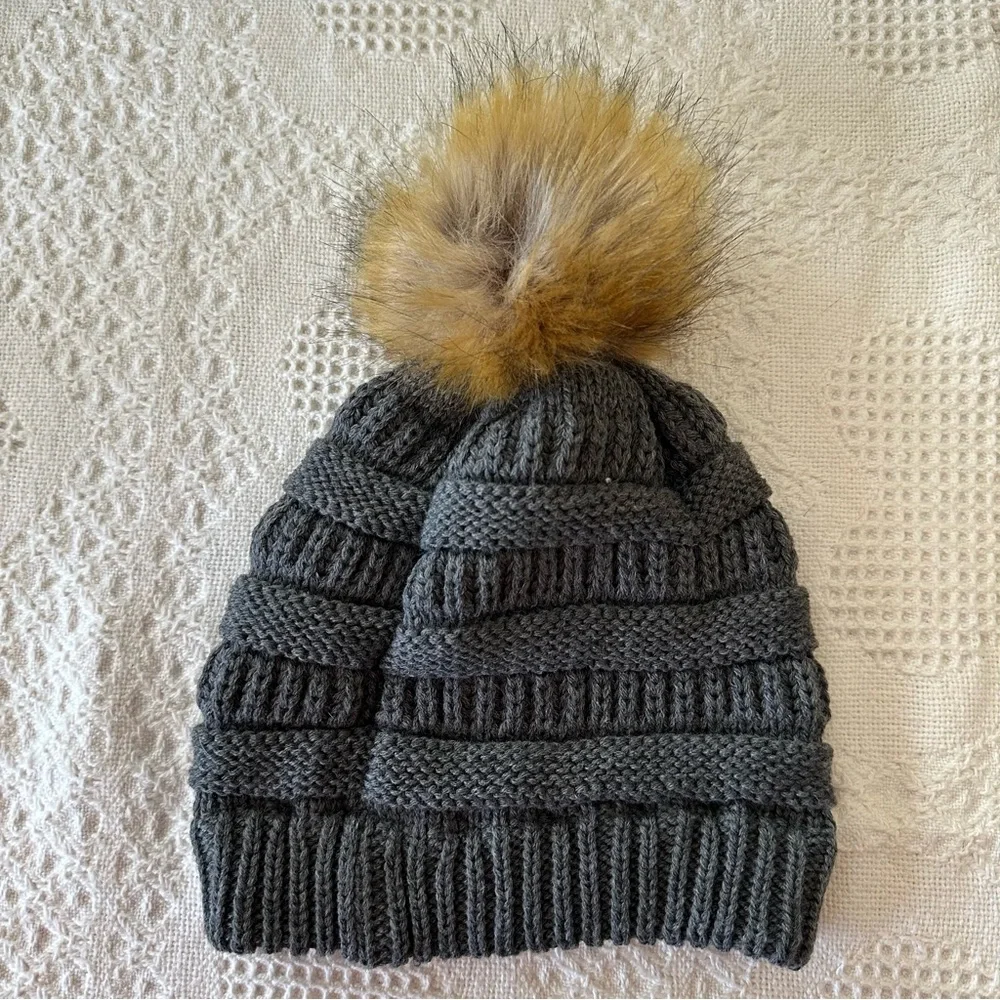 Pom Pom Beanie Hat Womens OS Dark Gray Knit Nordic Winter Ski Faux Fur CC NEW